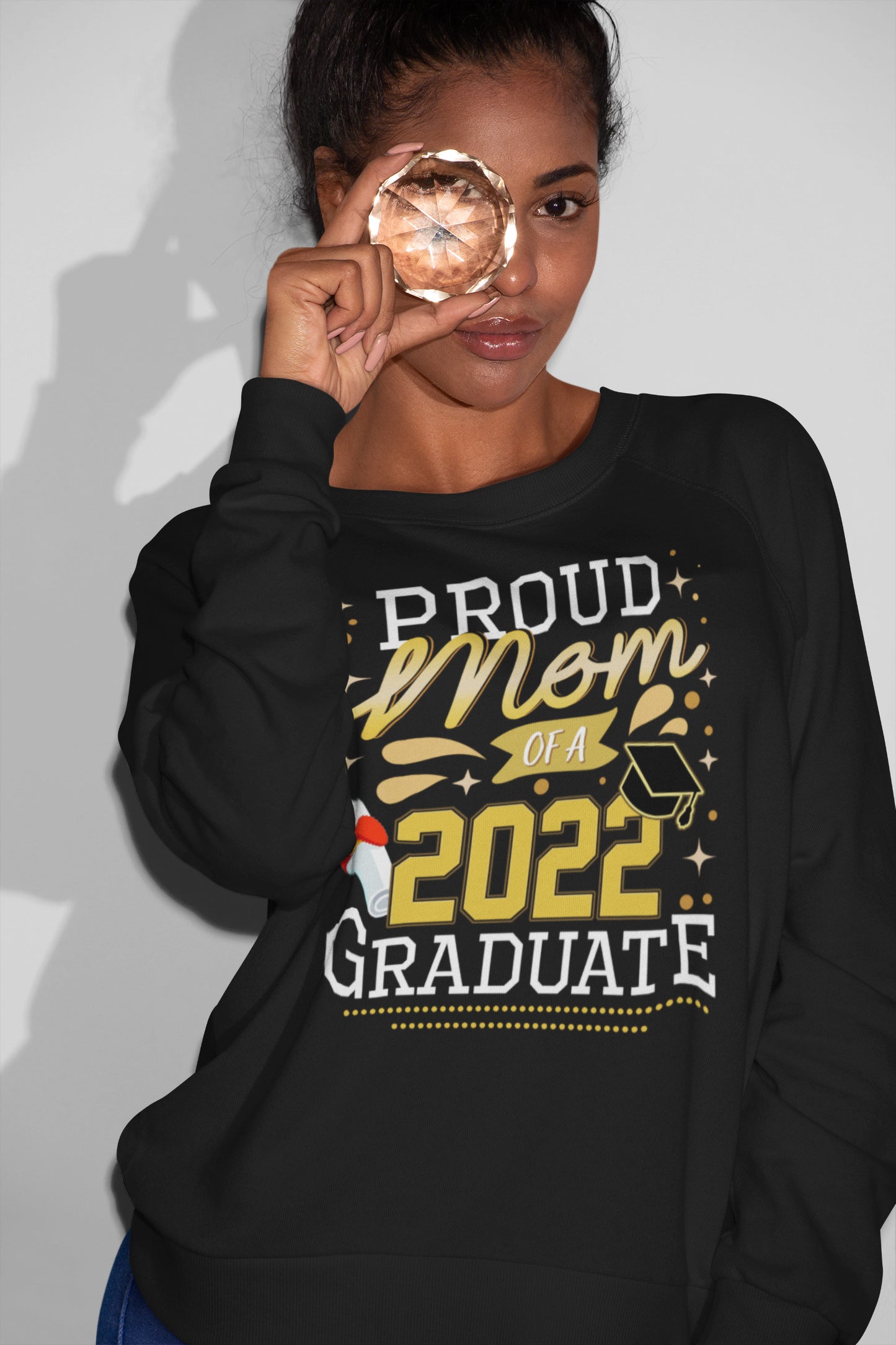 Proud Mom of a 2022 Graduate T-Shirt - Graduation Gift Tee